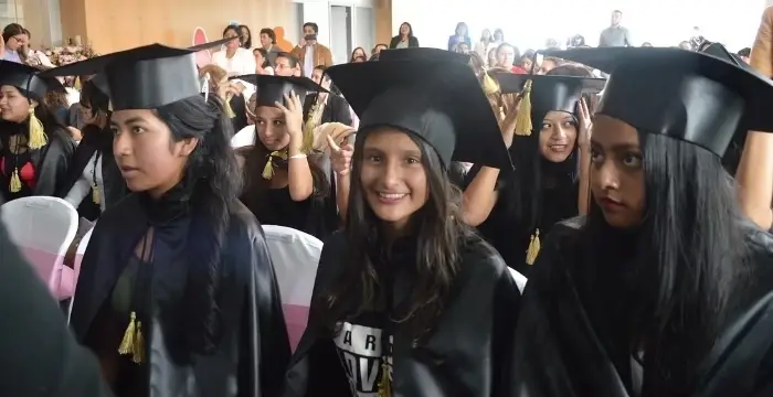 Erika (en el medio), primera promoción 2017, el día de su graduación del Programa de Liderazgo.