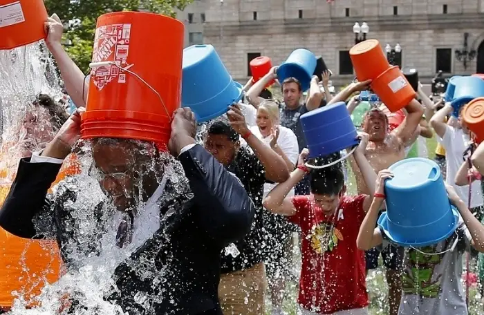 Personas echándose agua encima, reto viral