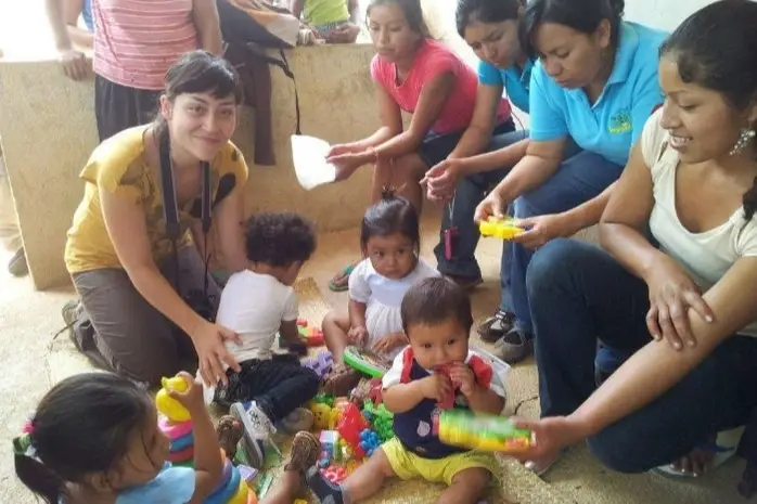 Analía durante su voluntariado en Nicaragua junto a niños pequeños.