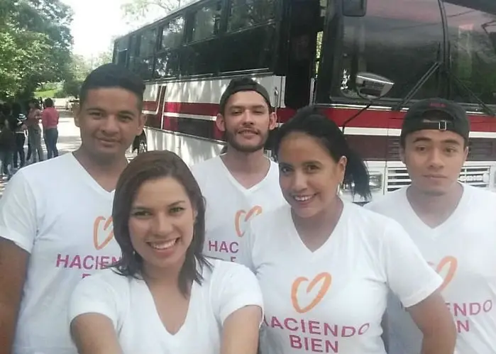 Jorge (centro atrás) junto con otros voluntarios de la organización Buenas Acciones Honduras