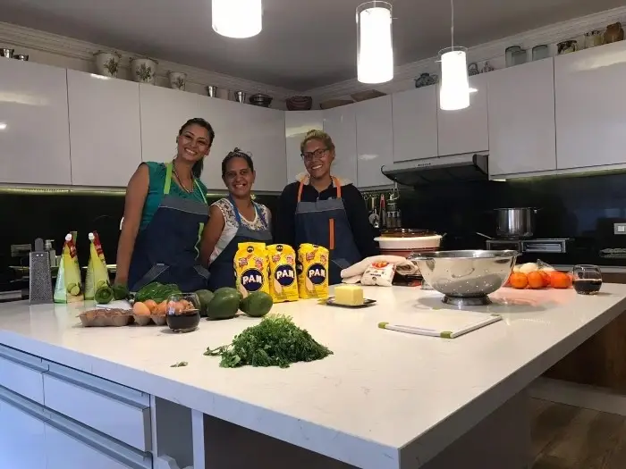 Tres mujeres posando en una cocina