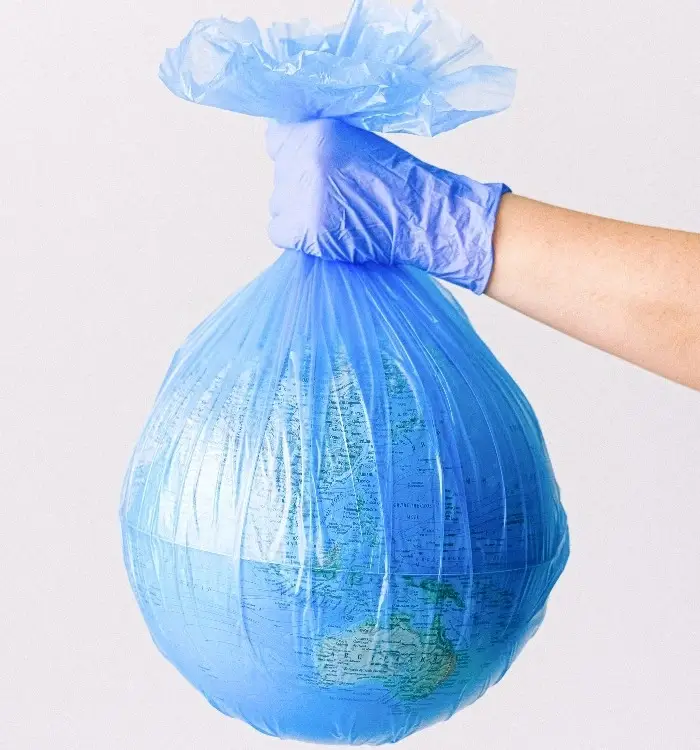 Bola del mundo en una bolsa de basura