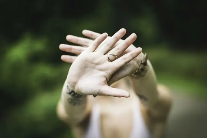 Dos manos cruzadas mostrando las palmas