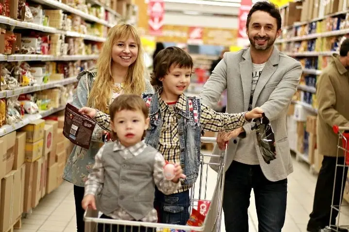 Foto de una familia sonriente en un supermercado