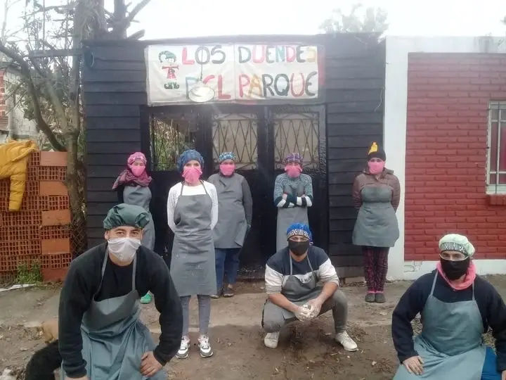 Voluntarios con mascarilla posando fuera del merendero Los Duendes del Parque