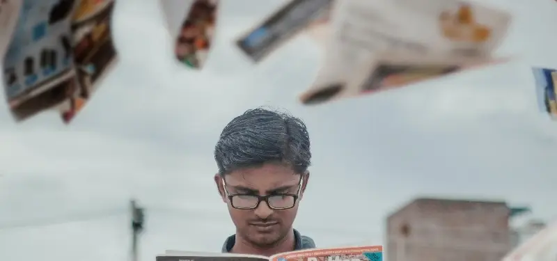 Hombre leyendo revista Idealistas en la calle