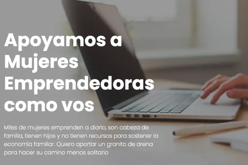 Manos de mujer escribiendo en computado