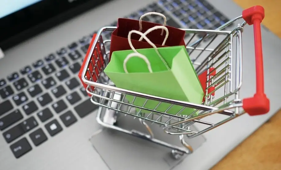 mini carrito de la compra sobre el teclado de un computador