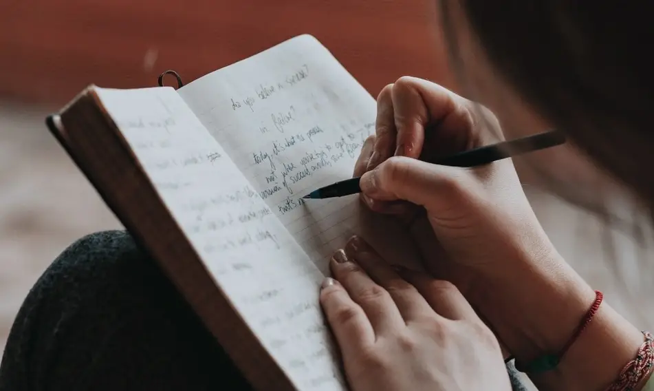 chica escribiendo en un cuaderno