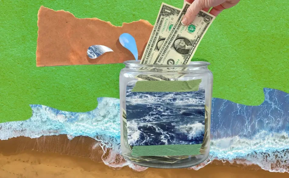 Uma obra de arte feita de colagens, colocam um pote de vidro com água e com alguns dinheiros notas de dólares com fundo verde claro.