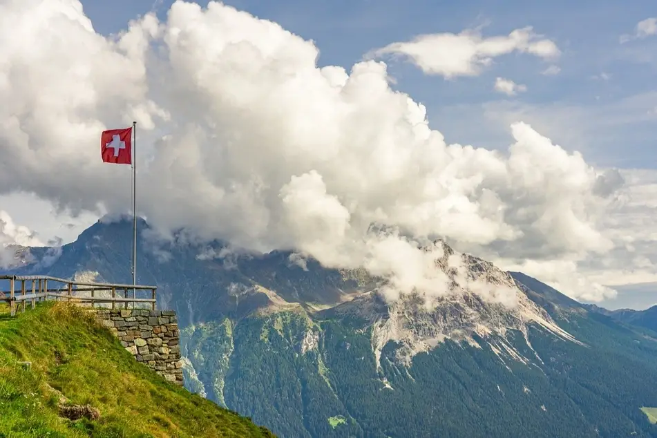 bandera suiza en una montaña