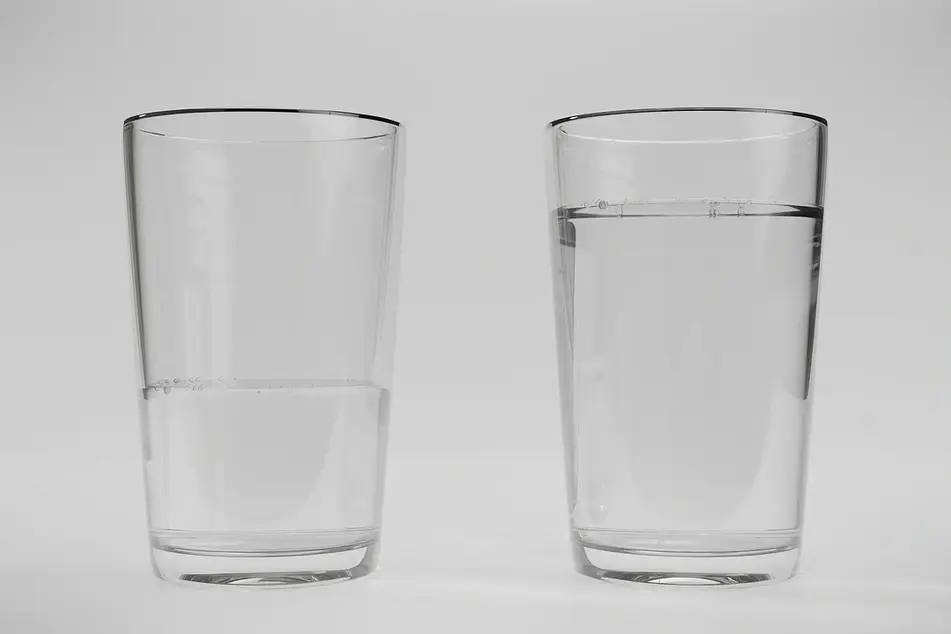 vaso medio lleno y vaso medio vacío