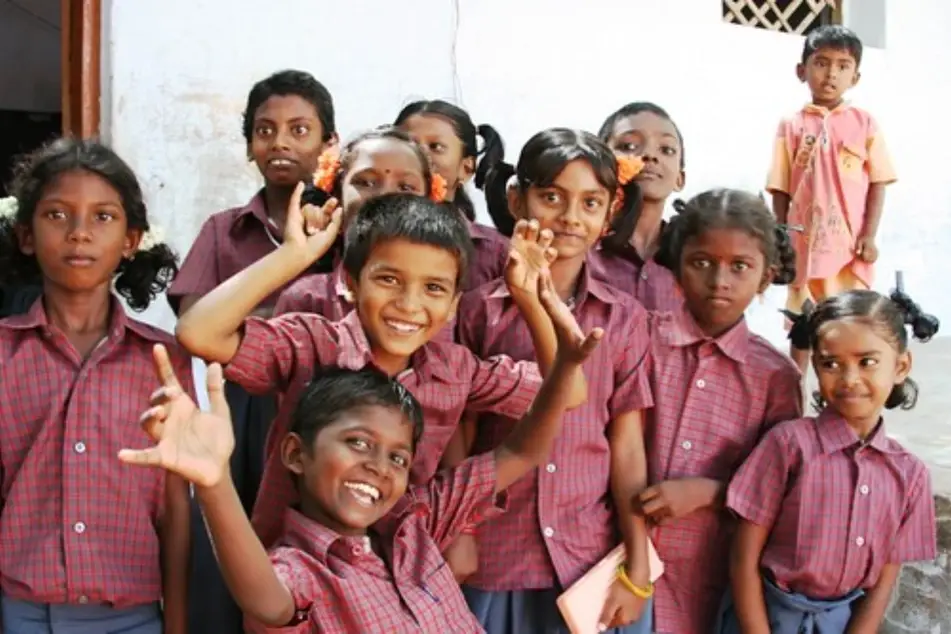 Varios niños en la India, felices posando para la foto