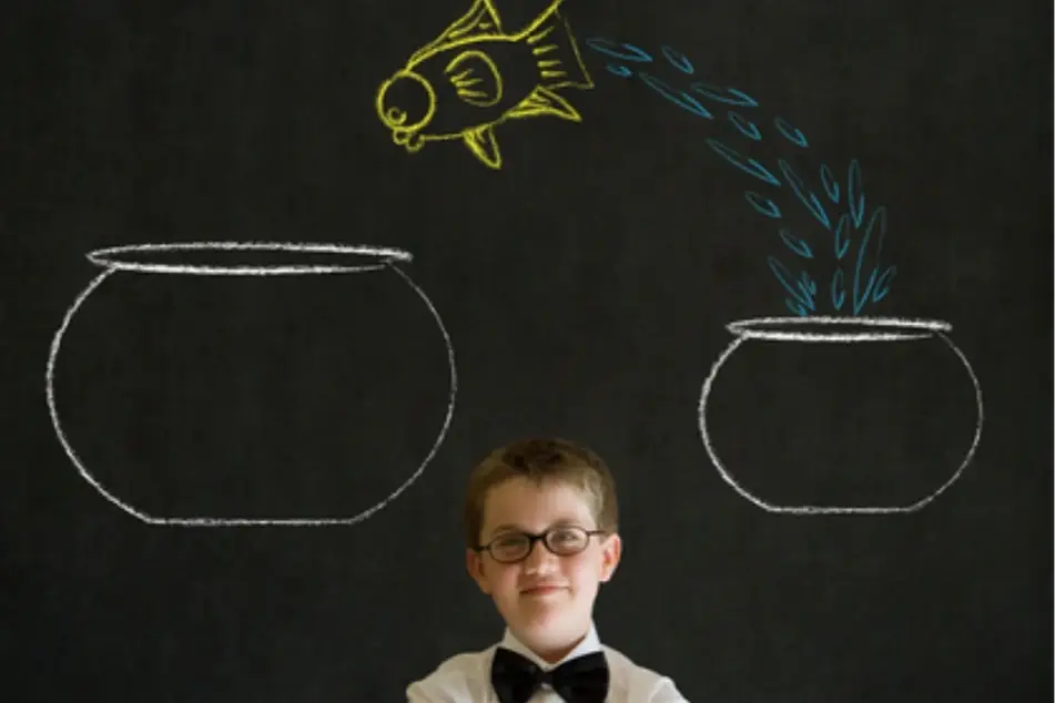 Un niño cons dos pesceras dibujadas sobre su cabeza en la que un pez salta de una a la otra