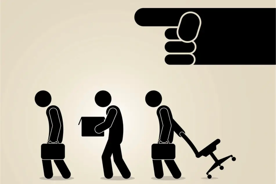 Ilustración de tres trabajadores a los que están echando del trabajo