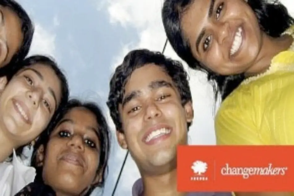 Afiche de Ashoka Changemakers con varios jóvenes participantes