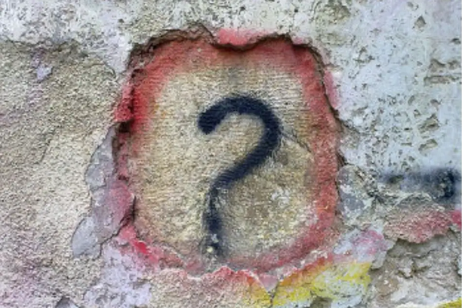La imagen de un signo de interrogación en una pared