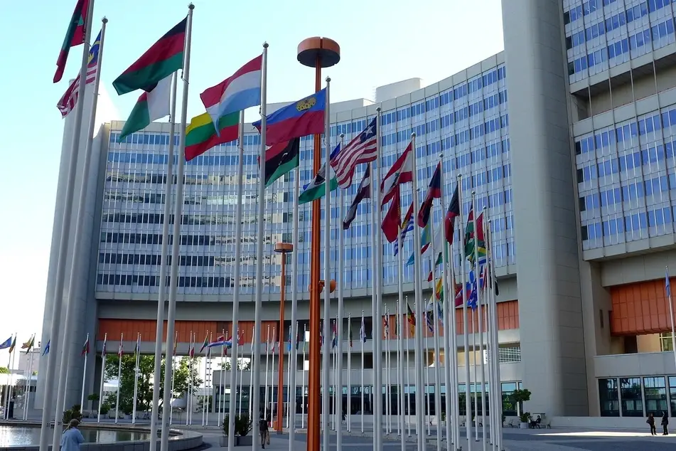 banderas fuera del edificio de las Naciones Unidas