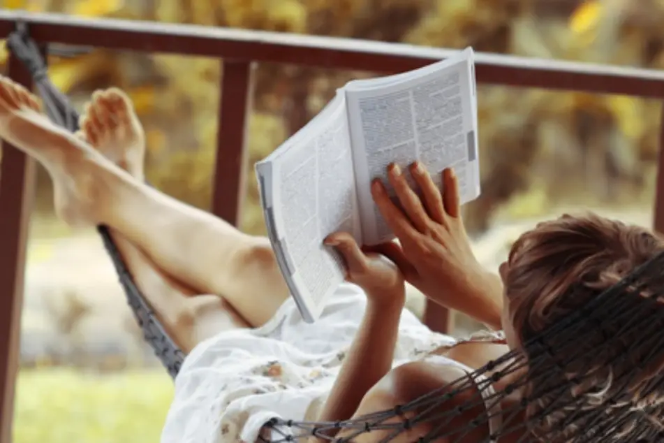 Mujer leyendo en hamaca