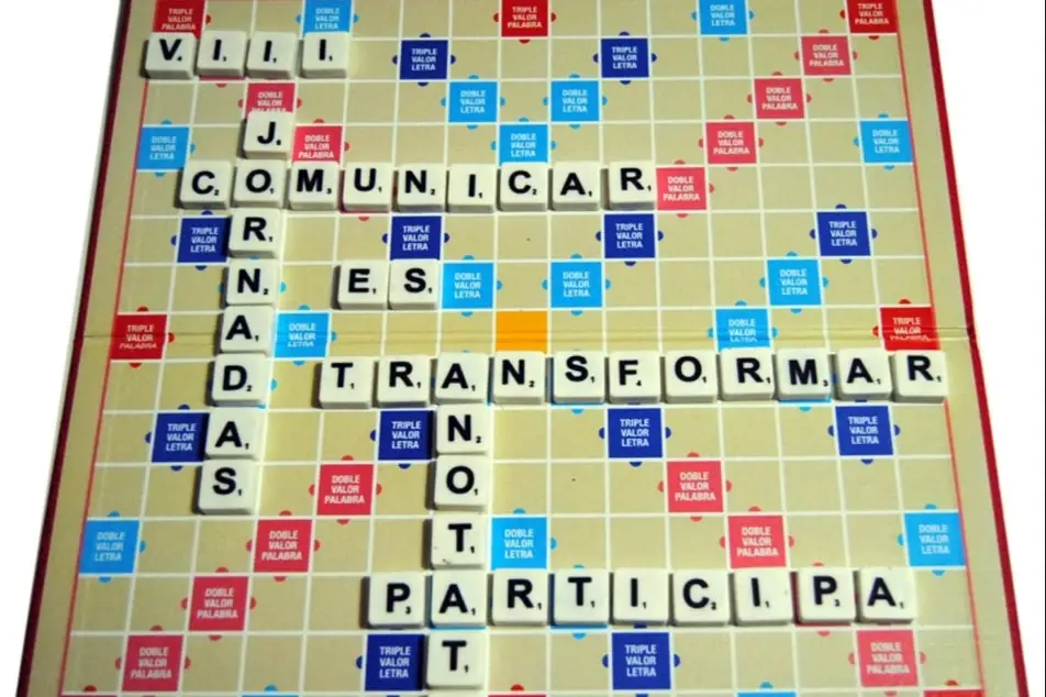 El juego de Scrabble en el que dicen las palabras participa, comunicar, jornadas, transformar, anotar.