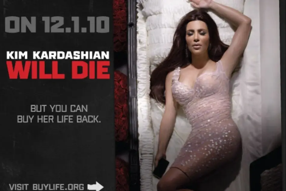 Afiche en el que aparece Kim Kardashian aparentando estar muerta