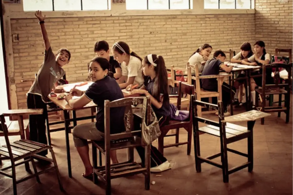 Niños trabajando en grupos en un aula de clases
