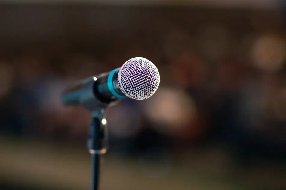 micrófono en un escenario