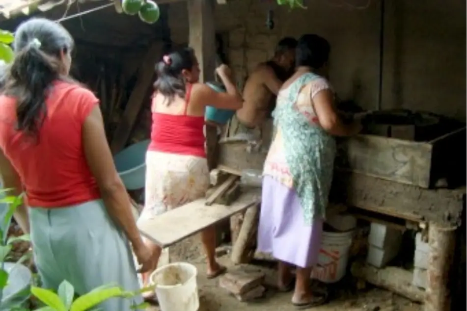 mujeres en una cocina a fuego abierto