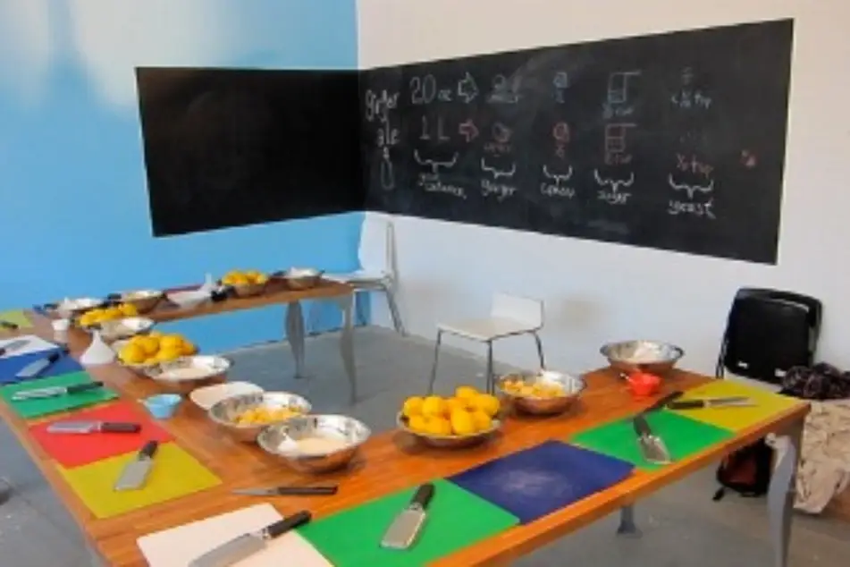 Un aula de clase de cocina con todos los implementos listos