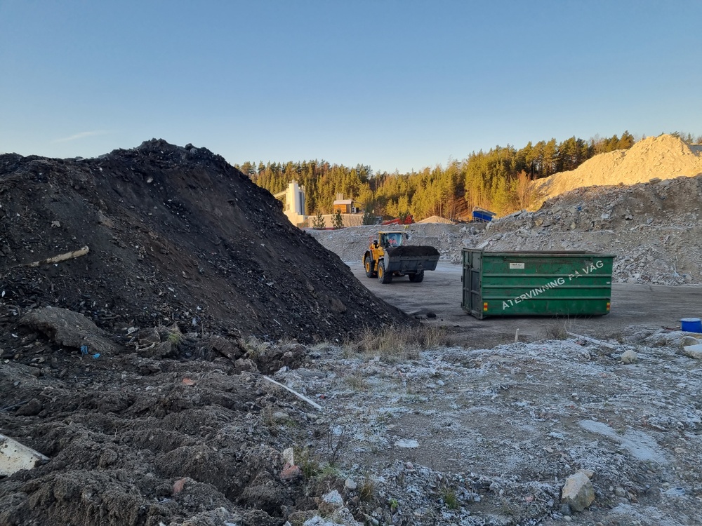 Miljöföretaget Ragn-Sells har fått uppdraget att forsla bort, behandla och återvinna avfallet från de så kallade Kassmyrahögarna i Botkyrka kommun.