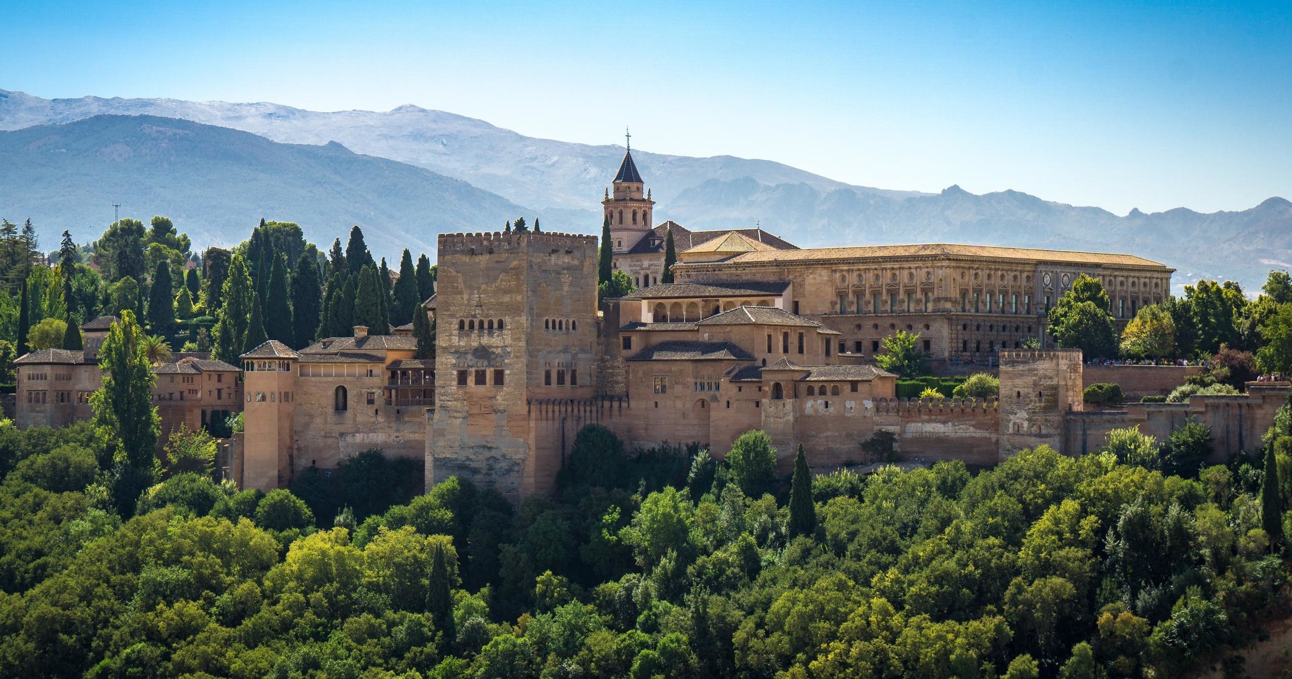 Visita Guiada Premium a la Alhambra al Completo con Jardines del Generalife y Palacios Nazaríes en Grupo Reducido - Alojamientos en Granada