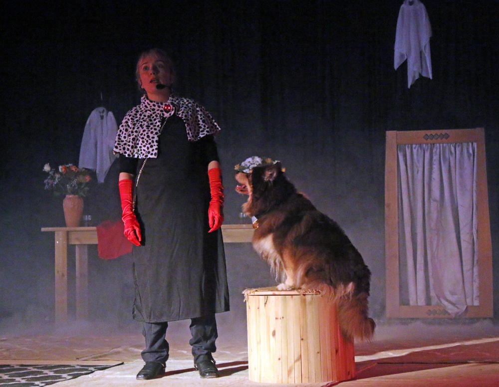 En av Myrens deltagare sjunger tillsammans med en hund under halloween-showen.