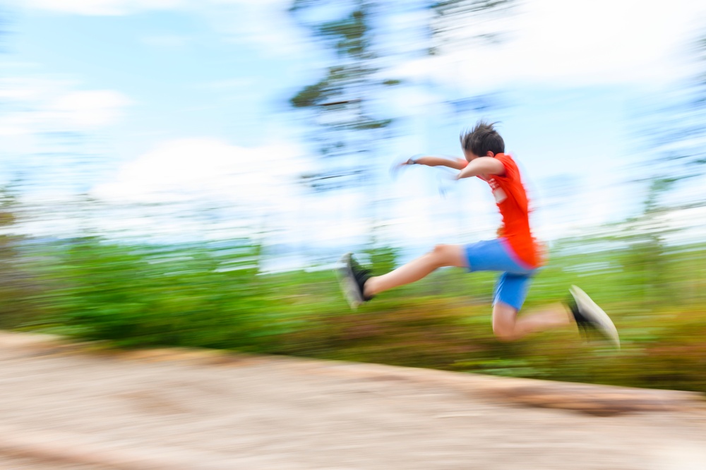 Pojke som hoppar längdhopp