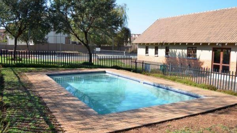 Swimming pool / clubhouse