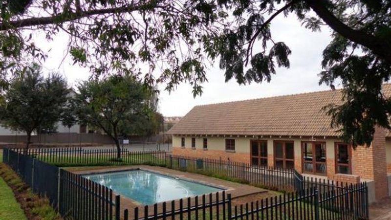 Swimming pool / clubhouse