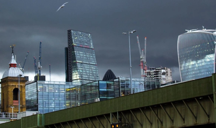 As European banks move jobs to Paris, U.S. banks in London are even more appealing