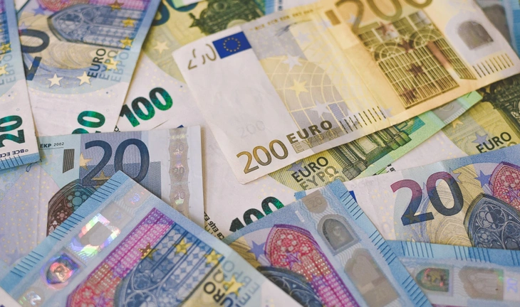 Salaries and bonuses for risk takers at European banks