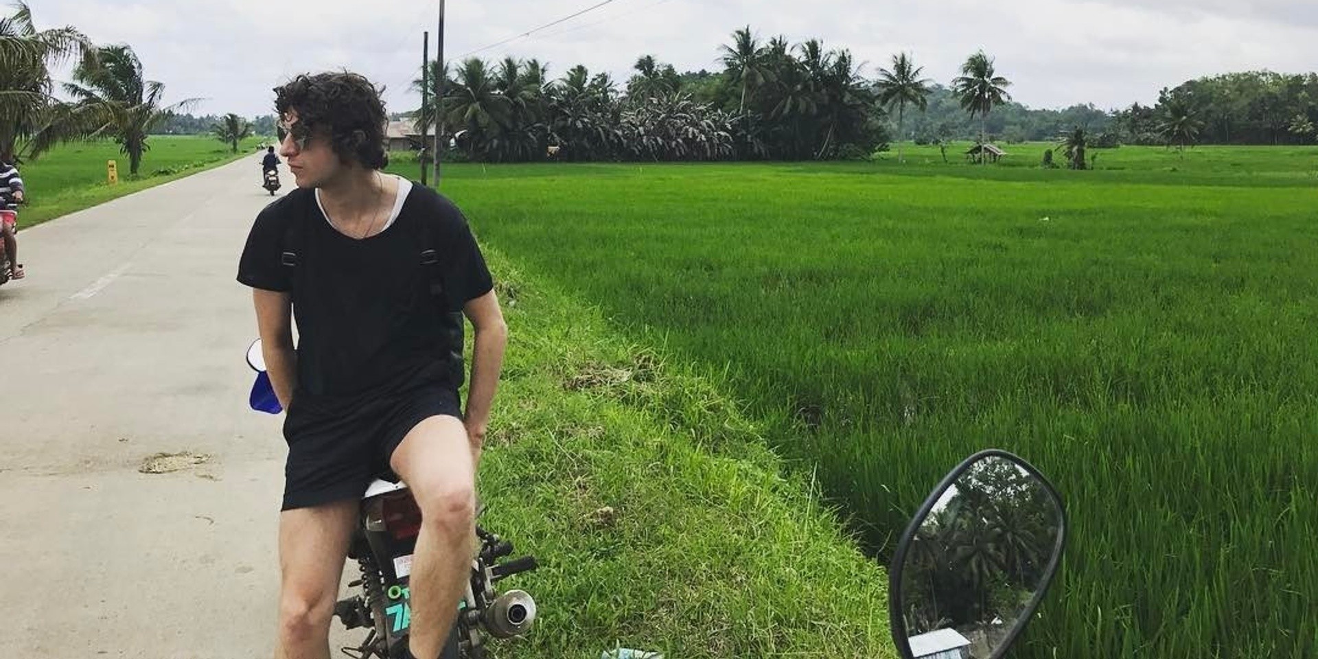 WATCH: The Kooks vocalist Luke Pritchard performs "Ooh La" in the Philippines