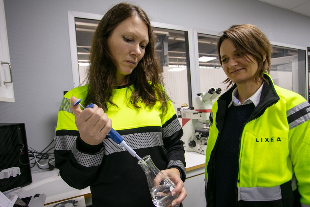 Från vänster: Jennica Ivarsson, plant manager och Krisztina Kovacs-Schreiner, CEO. Fotograf Anna Tjäder/Paper Province.