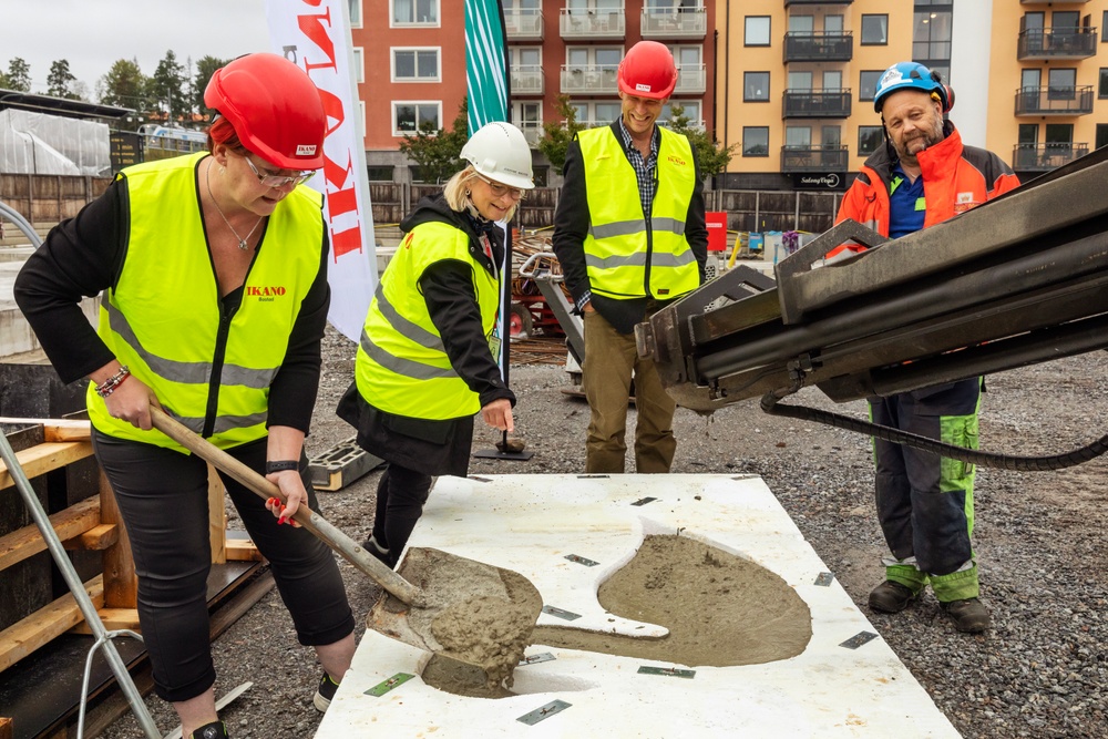 Meeri Wasberg, kommunstyrelsens ordförande i Haninge kommun, Josefine Wikström, bostadsutvecklingschef Stockholm Söder på Ikano Bostad och Stefan Björling, affärsområdeschef Hus & Renoveringar på Svanen.