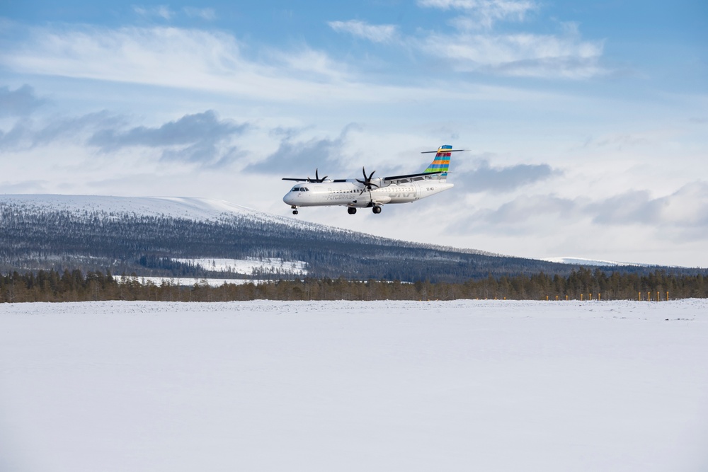 Flygplan av modellen ATR 72-600 under en inflygning på Scandinavian Mountains Airport i Sälen i Sverige. 