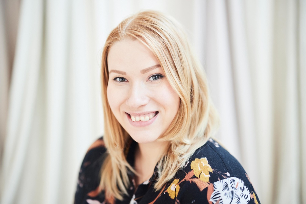 En porträttbild på Eliza Sjöberg som utsetts till Årets unga ledande kvinna 2022.