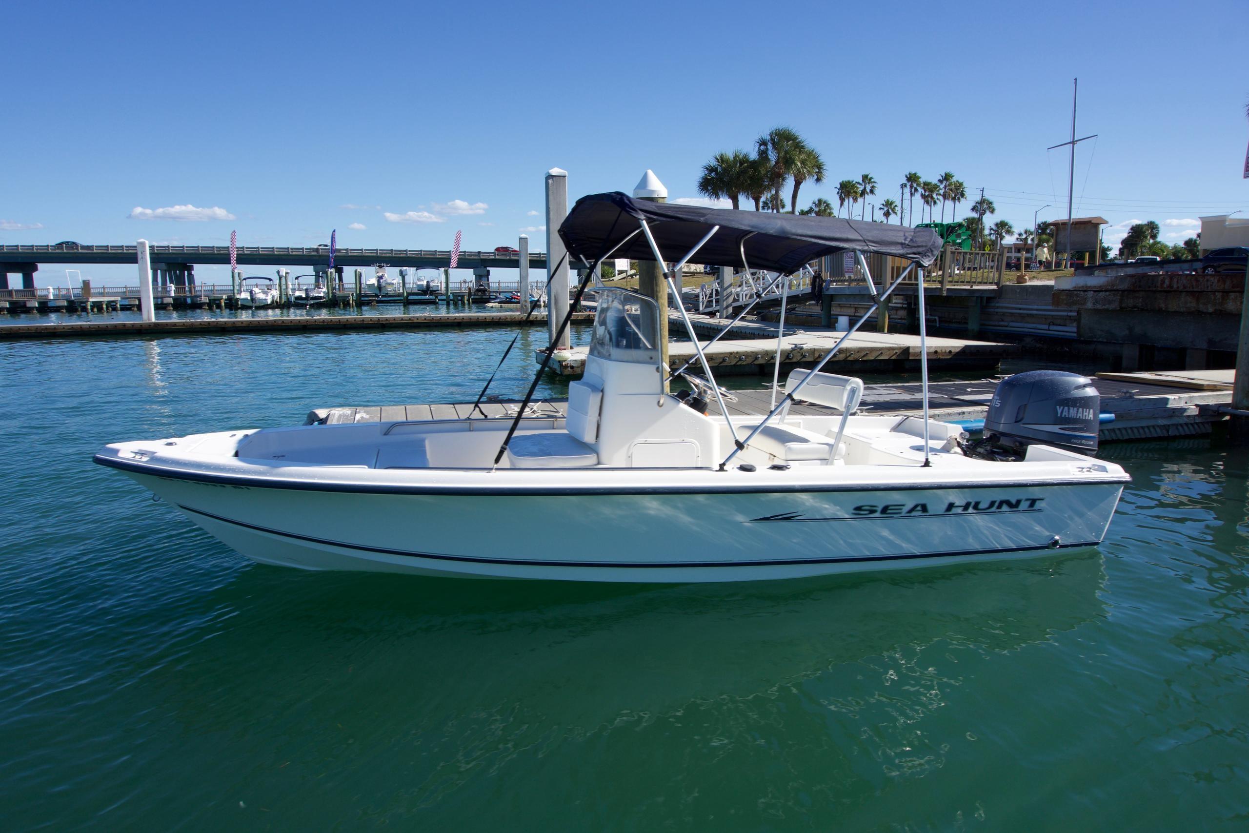 18' SeaHunt Bay Boat