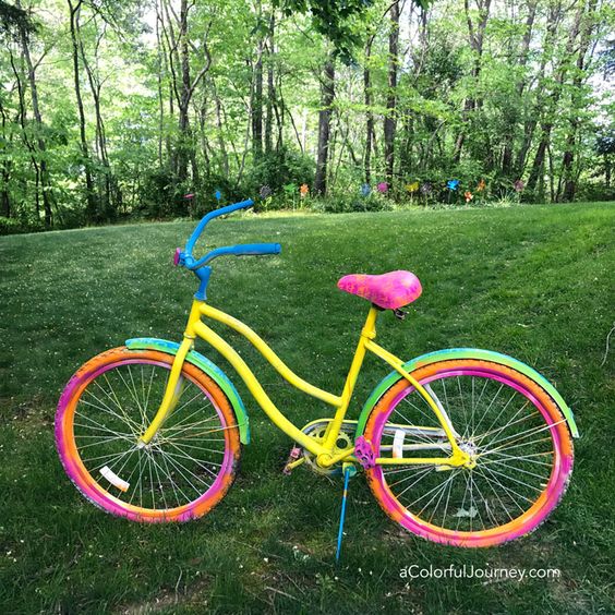 vélo peint à la bombe dans des couleurs vives