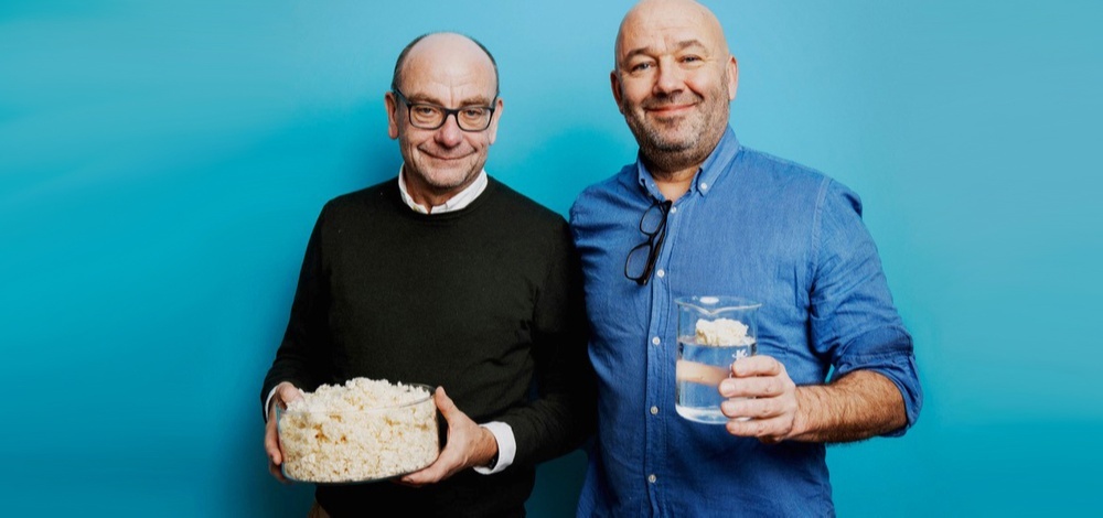 Lars-Erik Sjögren, vd på Biosorbe och Erik Josephsson, försäljningschef, med sin klimatsmarta oljeabsorbent. Foto: Biosorbe