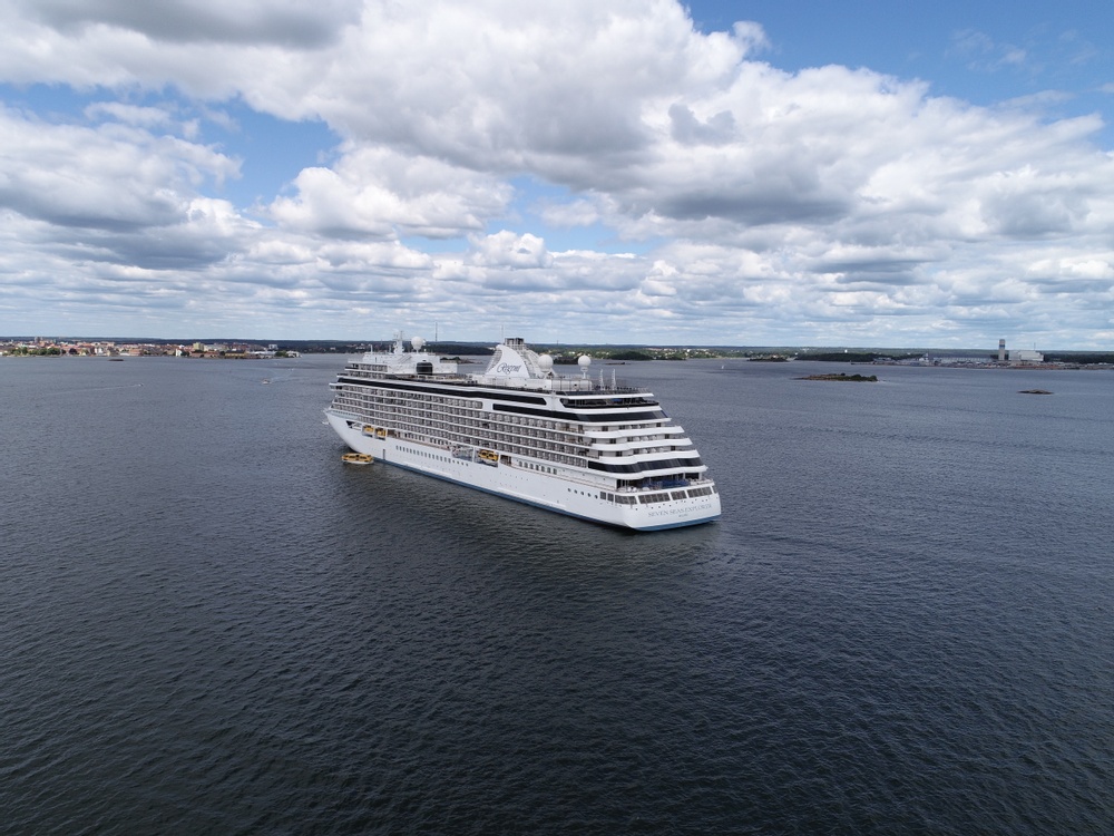 Kryssningsbesök i världsarvsstaden Karlskrona. Mitt i skärgården.