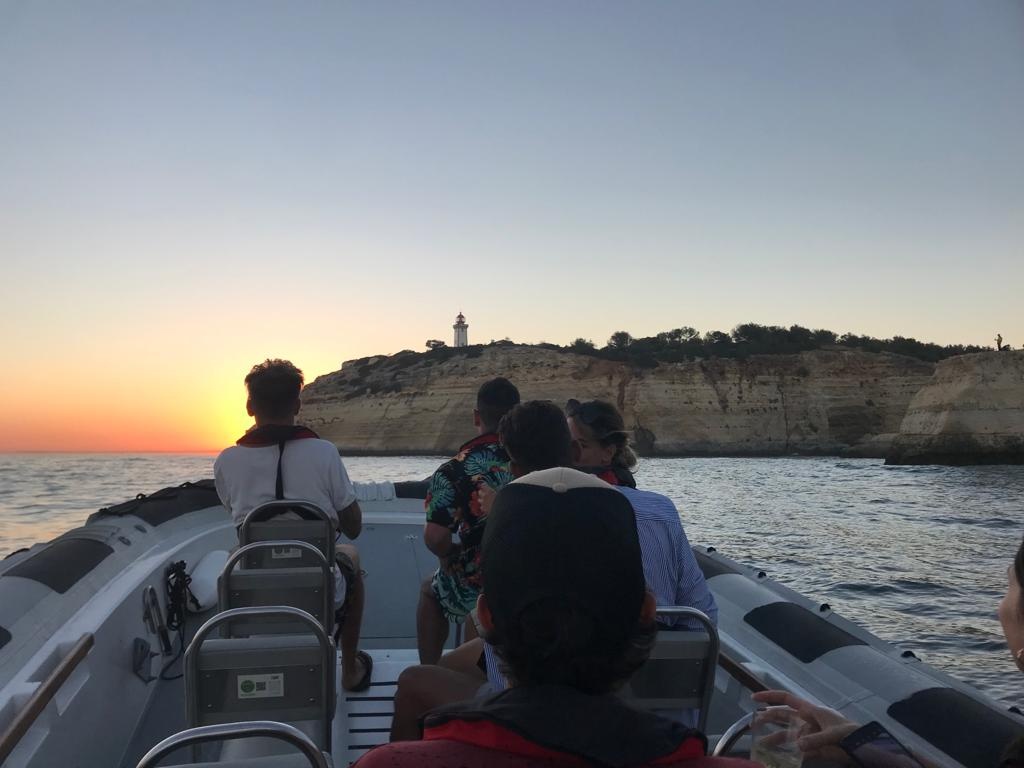 Excursão de barco ao pôr do sol pelas grutas de Benagil