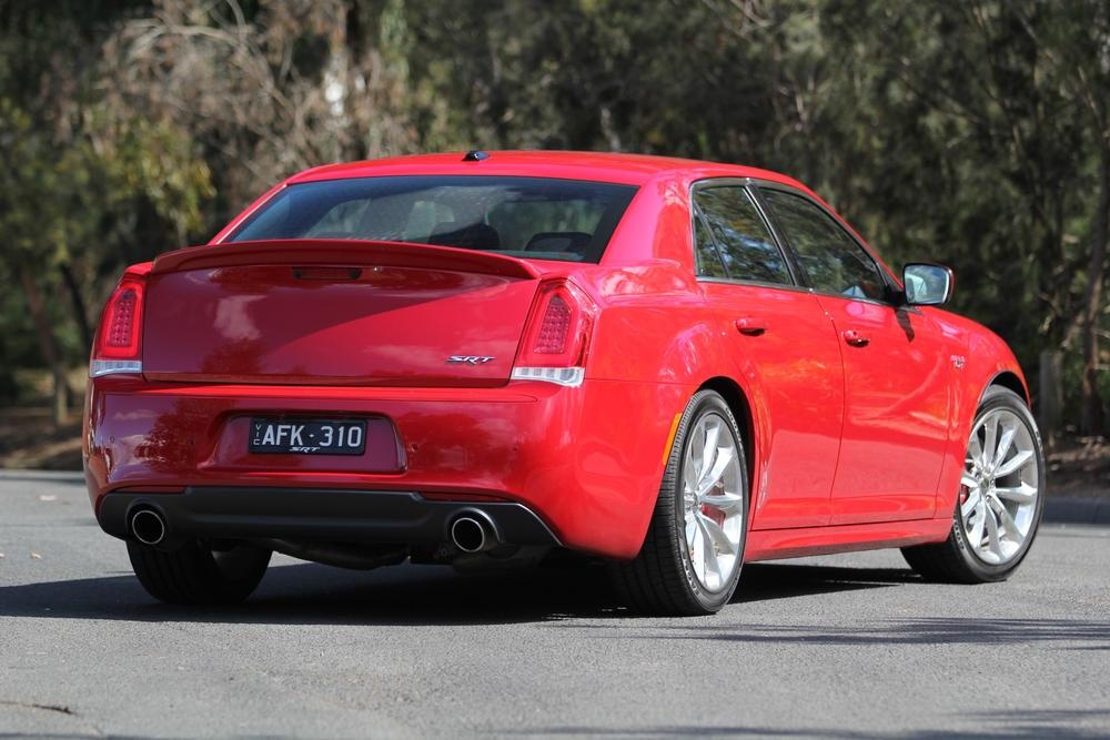 16 Chrysler 300 Srt Review Big Ballsy Loud And Brash