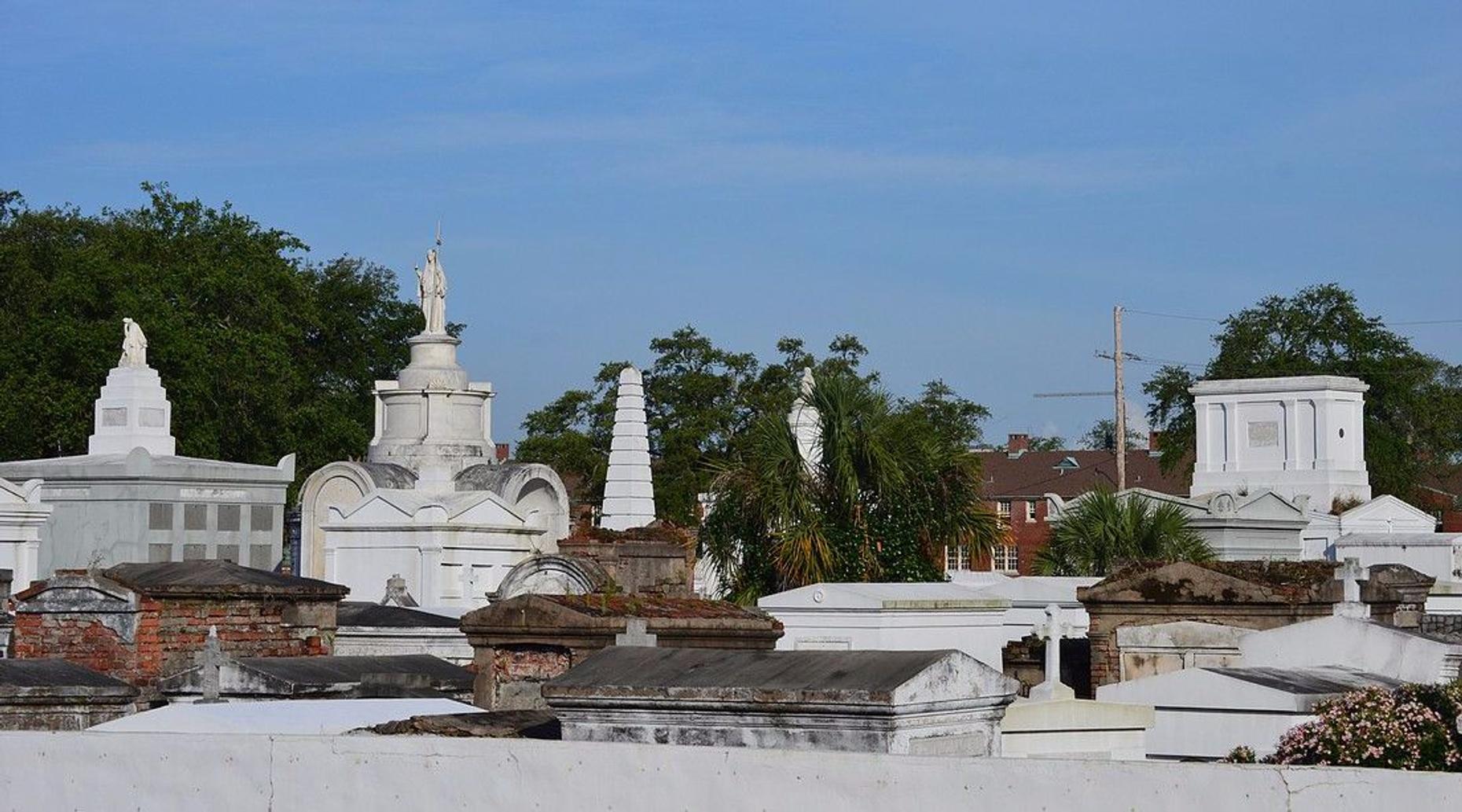 Walking Tour of St. Louis Cemetery in New Orleans