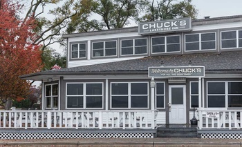 Chucks Lakeshore Inn Exterior
